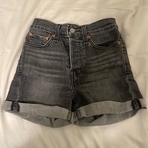 LEVI’S grey wedgie short